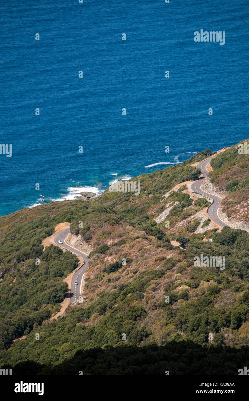 Corsica: mare mediterraneo, macchia mediterranea e le strade tortuose del lato ovest del Cap Corse, la penisola a nord con paesaggi selvatici Foto Stock