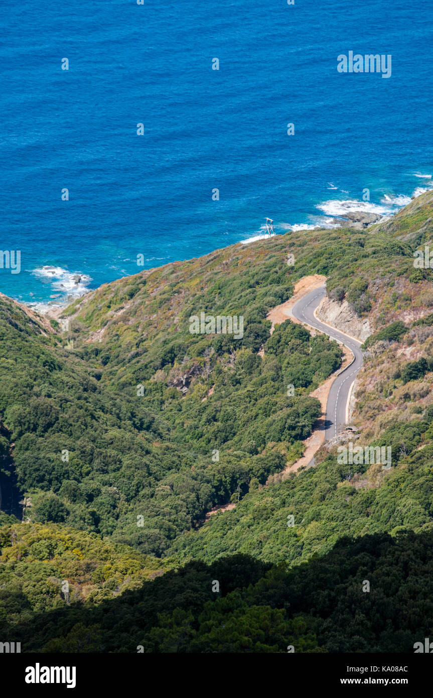 Corsica: mare mediterraneo, macchia mediterranea e le strade tortuose del lato ovest del Cap Corse, la penisola a nord con paesaggi selvatici Foto Stock