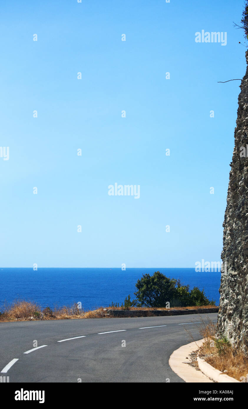 Corsica: mare mediterraneo, macchia mediterranea e le strade tortuose del lato ovest del Cap Corse, la penisola a nord con paesaggi selvatici Foto Stock