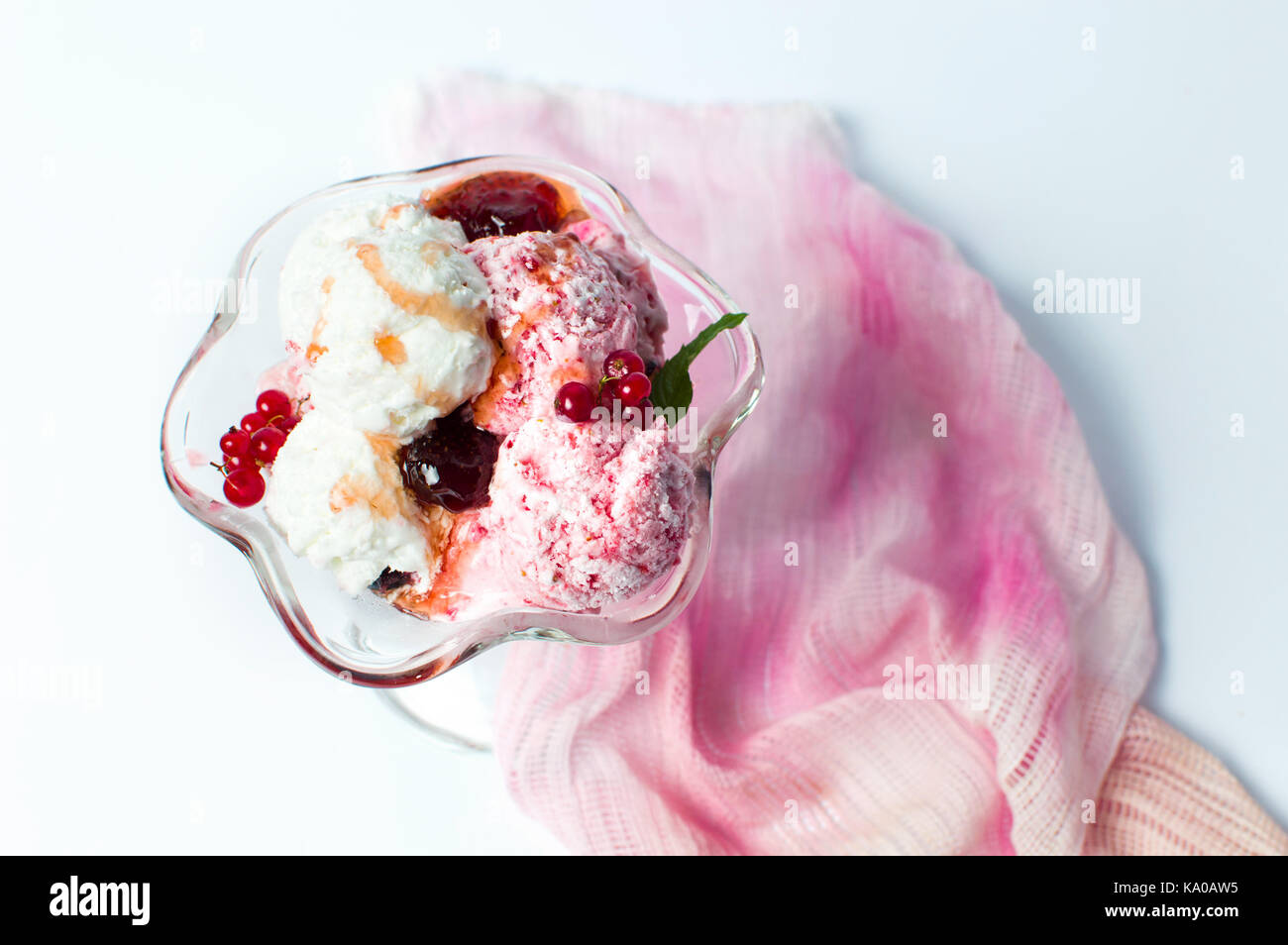 Frutti di bosco gelato in una tazza di om tavolo bianco Foto Stock