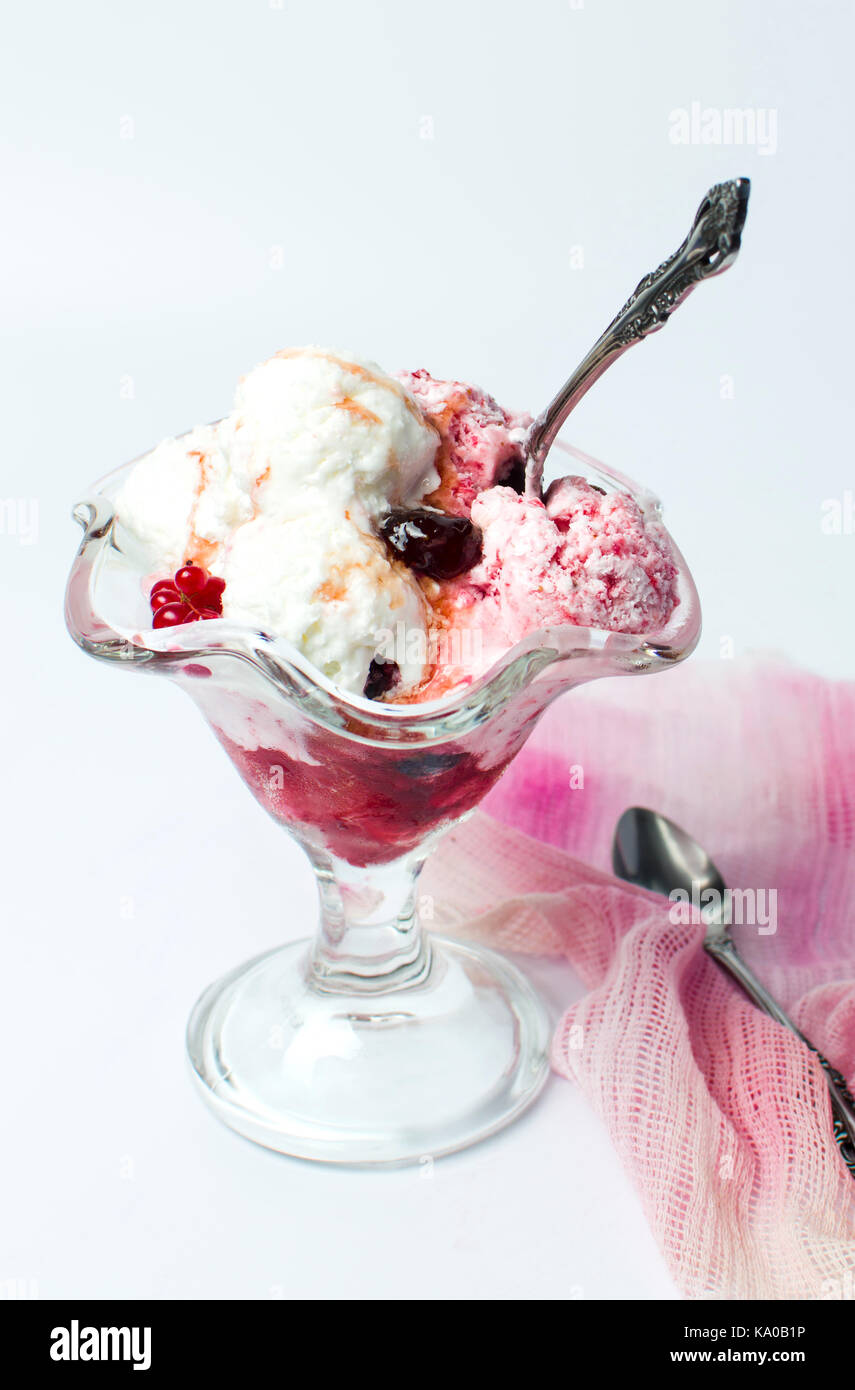 Frutti di bosco gelato in una tazza di om tavolo bianco Foto Stock