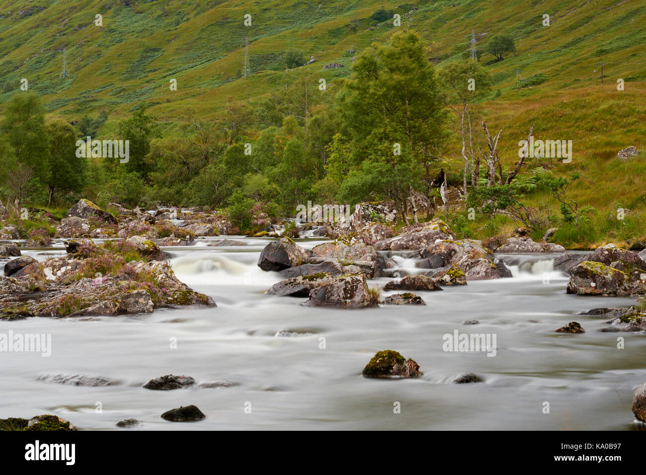 Fiume garry come esso fluisce fuori del loch quoich, Northwest highlands, Scotland, Regno Unito Foto Stock