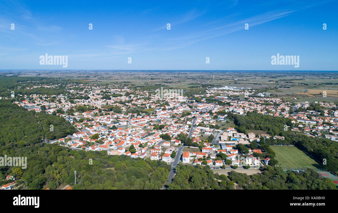 Una veduta aerea di notre dame de Monts centro città in Vandea, Francia Foto Stock