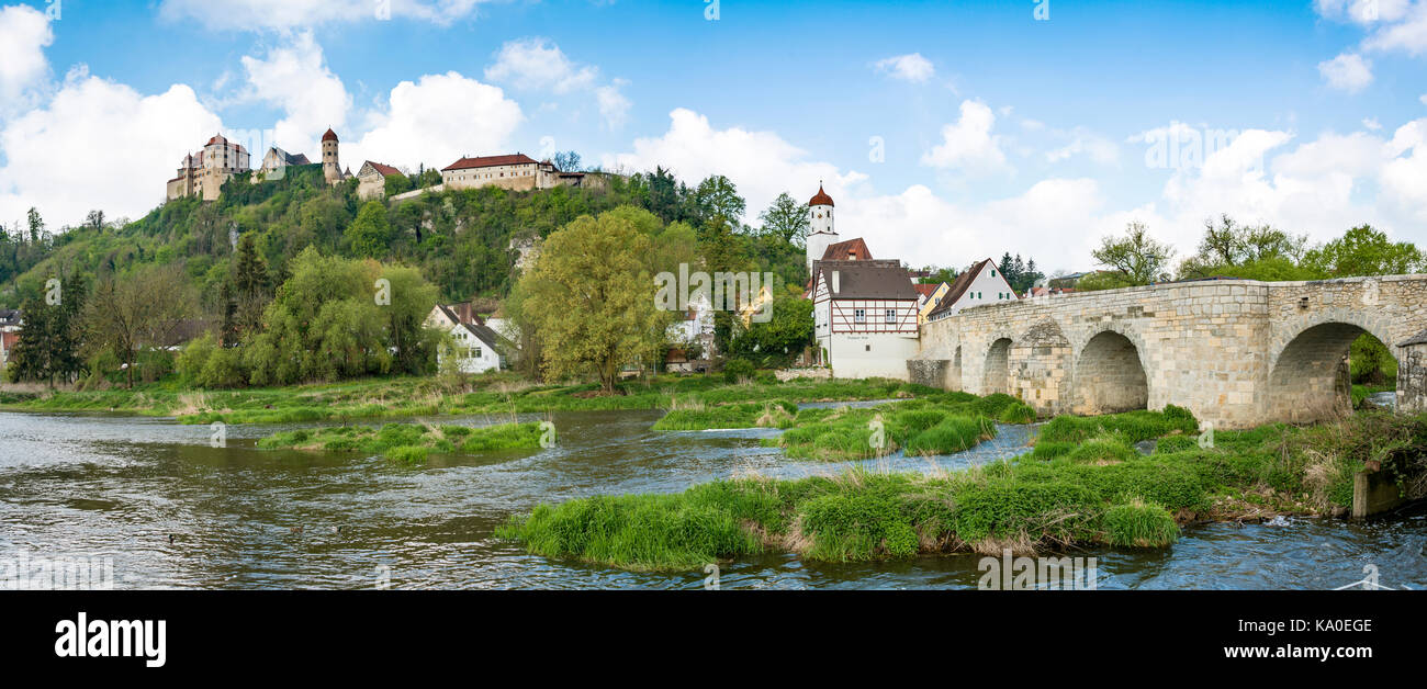 Città vecchia e castello Harburg con ponte sul fiume Wörnitz, Harburg, Donau-Ries, Baviera, Germania Foto Stock