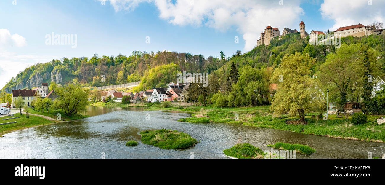 Fiume Wörnitz e Castello di Harburg, Donau-Ries, Baviera, Germania Foto Stock