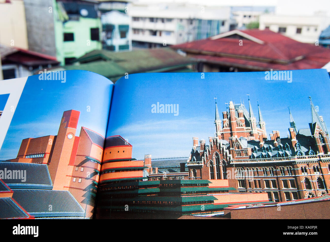 Tiro al coperto all'aperto con sullo sfondo di un caffè aperto tabella libro su architettura di Londra Foto Stock
