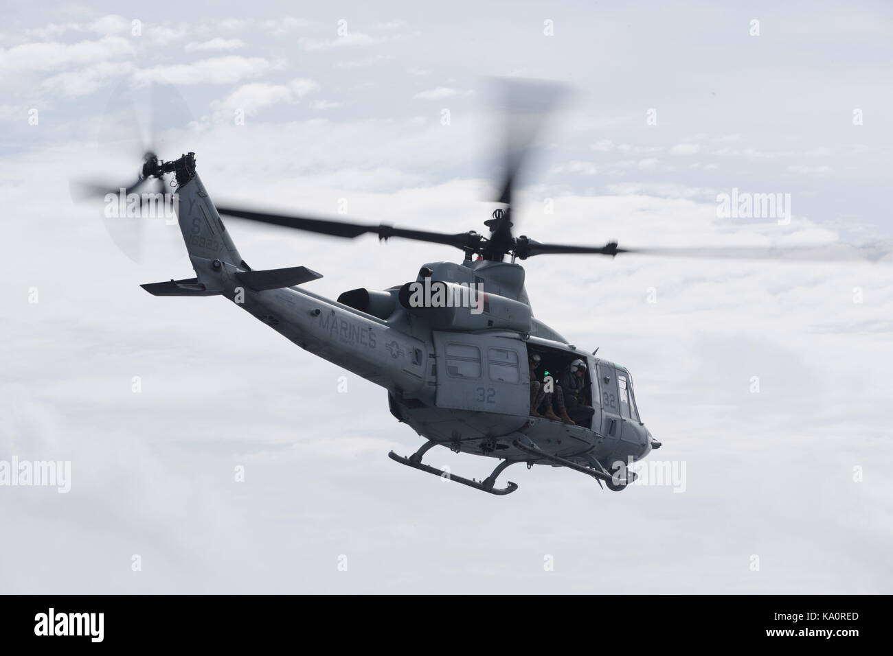 Un U.S. Marine Corps UH-1Y Venom elicottero con mezzo marino Tiltrotor Squadron 162 (rinforzato) Foto Stock