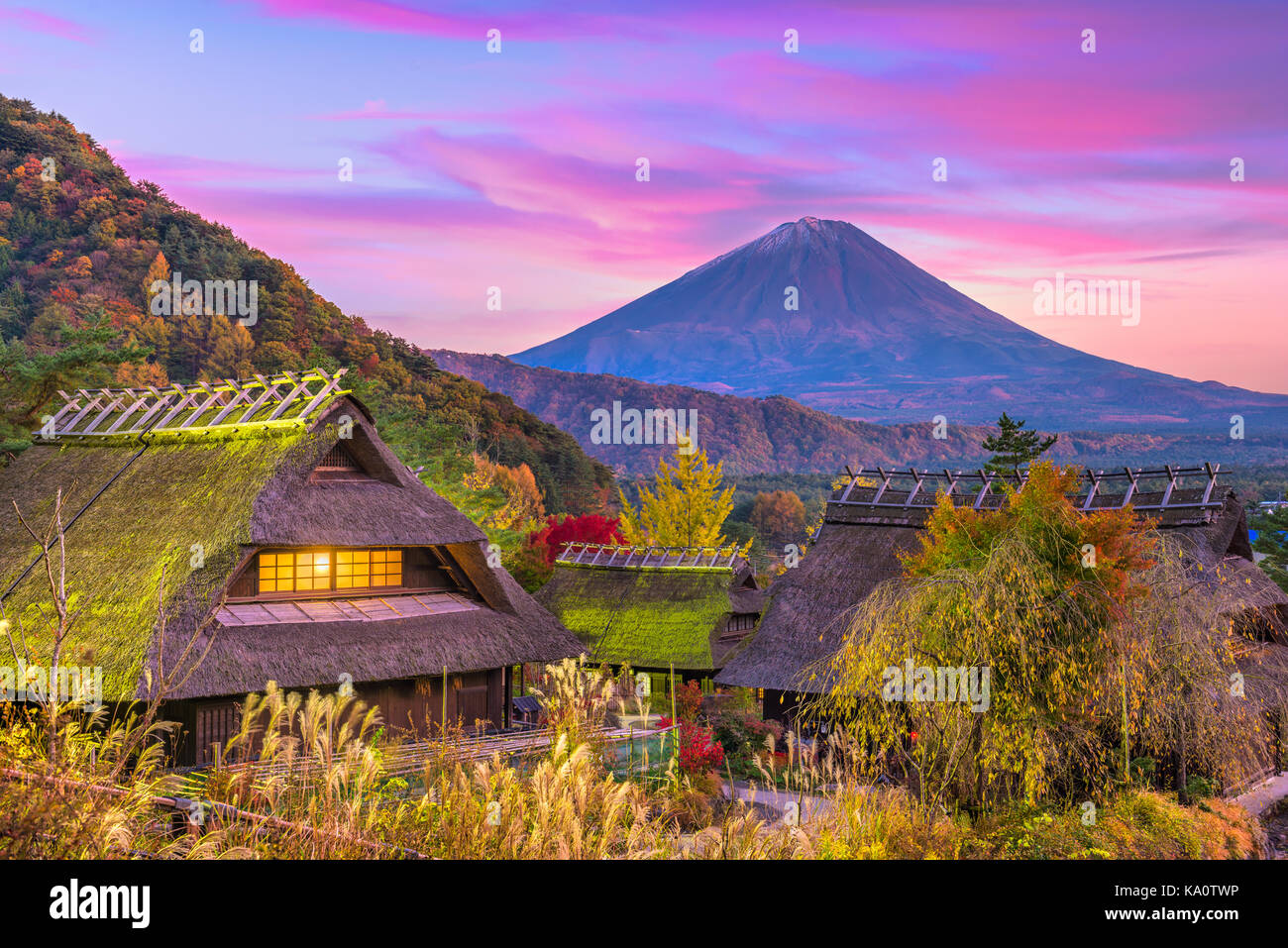 Monte Fuji, Giappone e storico villaggio durante un autunno al crepuscolo. Foto Stock
