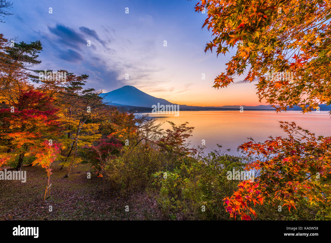 Il lago di Yamanaka, Yamanashi, Giappone con il Monte Fuji durante la stagione autunnale. Foto Stock