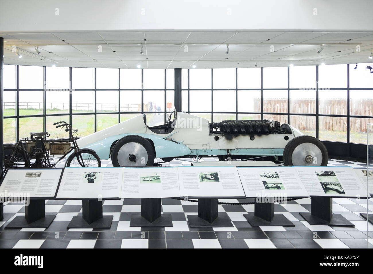 Famoso,ristrutturato,terra,velocità,record,supporto,Babs,auto,a,Museo di velocità,Museo,Velocità,Pendine,Sands,Beach,Carmarthenshire,West,sud,Galles,Welsh,UK, Foto Stock