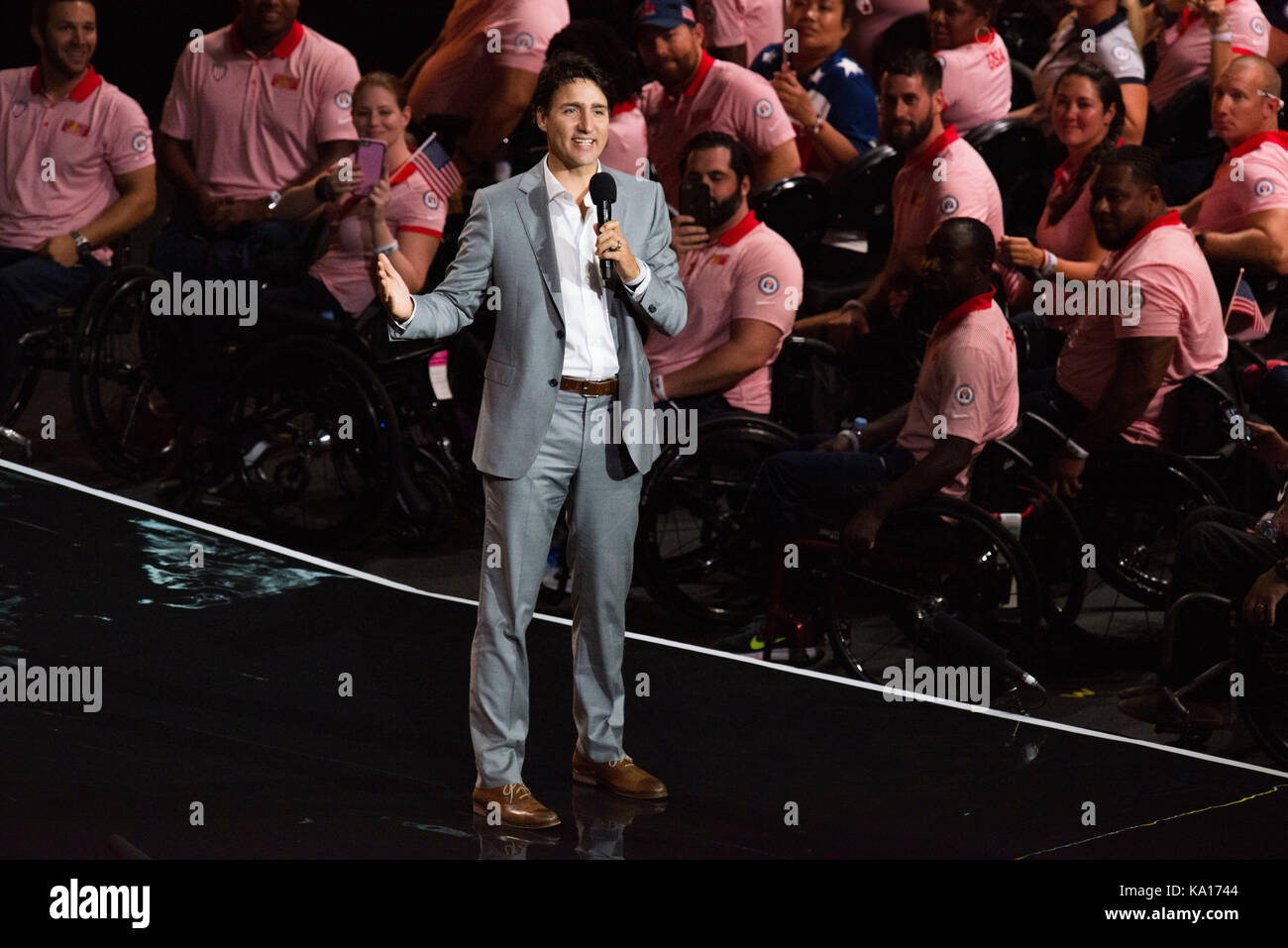 Il primo ministro canadese Justin Trudeau parla durante la cerimonia di apertura per il 2017 Invictus giochi presso la Air Canada Centre di Toronto Foto Stock