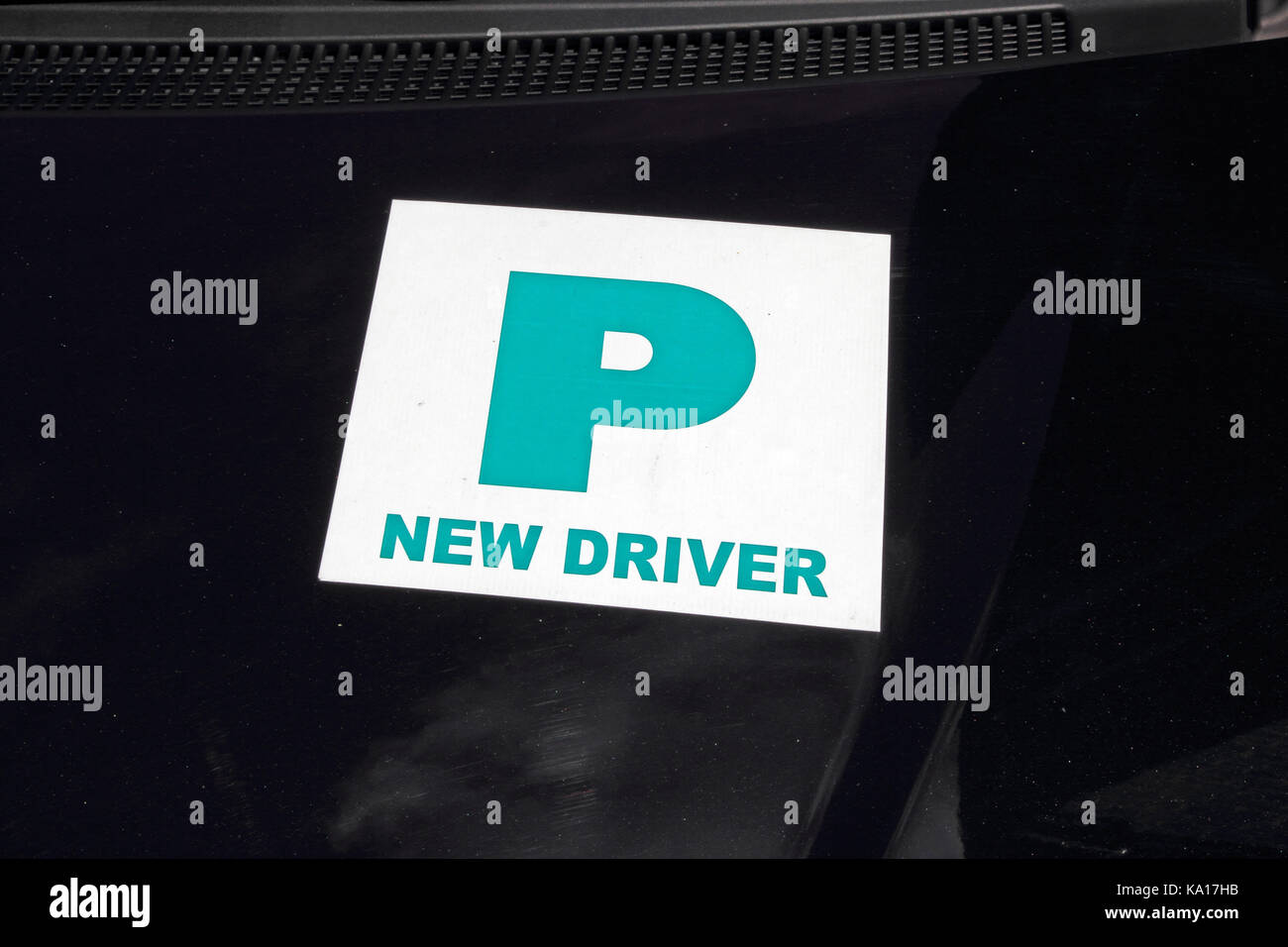 P Nuovo driver piastra, a significare un nuovo driver qualificato, fissata al nero auto Foto Stock