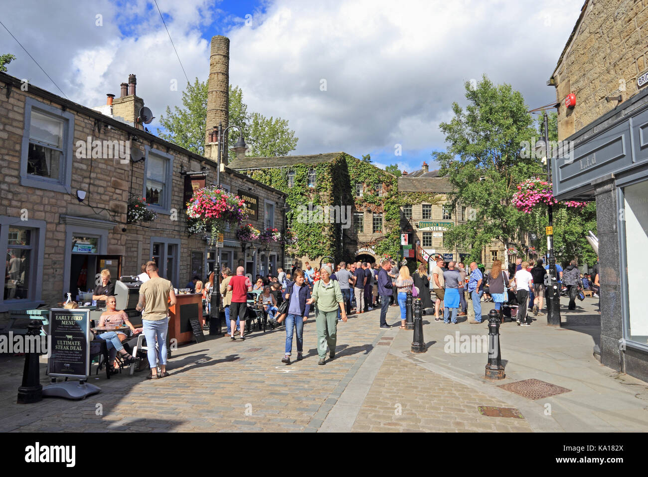 St George Square e la spalla di montone public house con i visitatori godere di sole estivo, Hebden Bridge, West Yorkshire Foto Stock