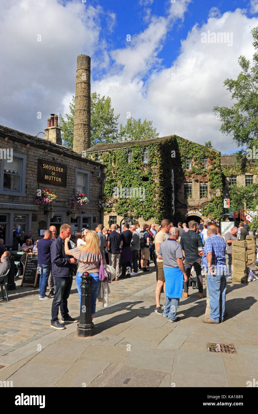 St George Square e la spalla di montone public house con i visitatori godere di sole estivo, Hebden Bridge, West Yorkshire Foto Stock