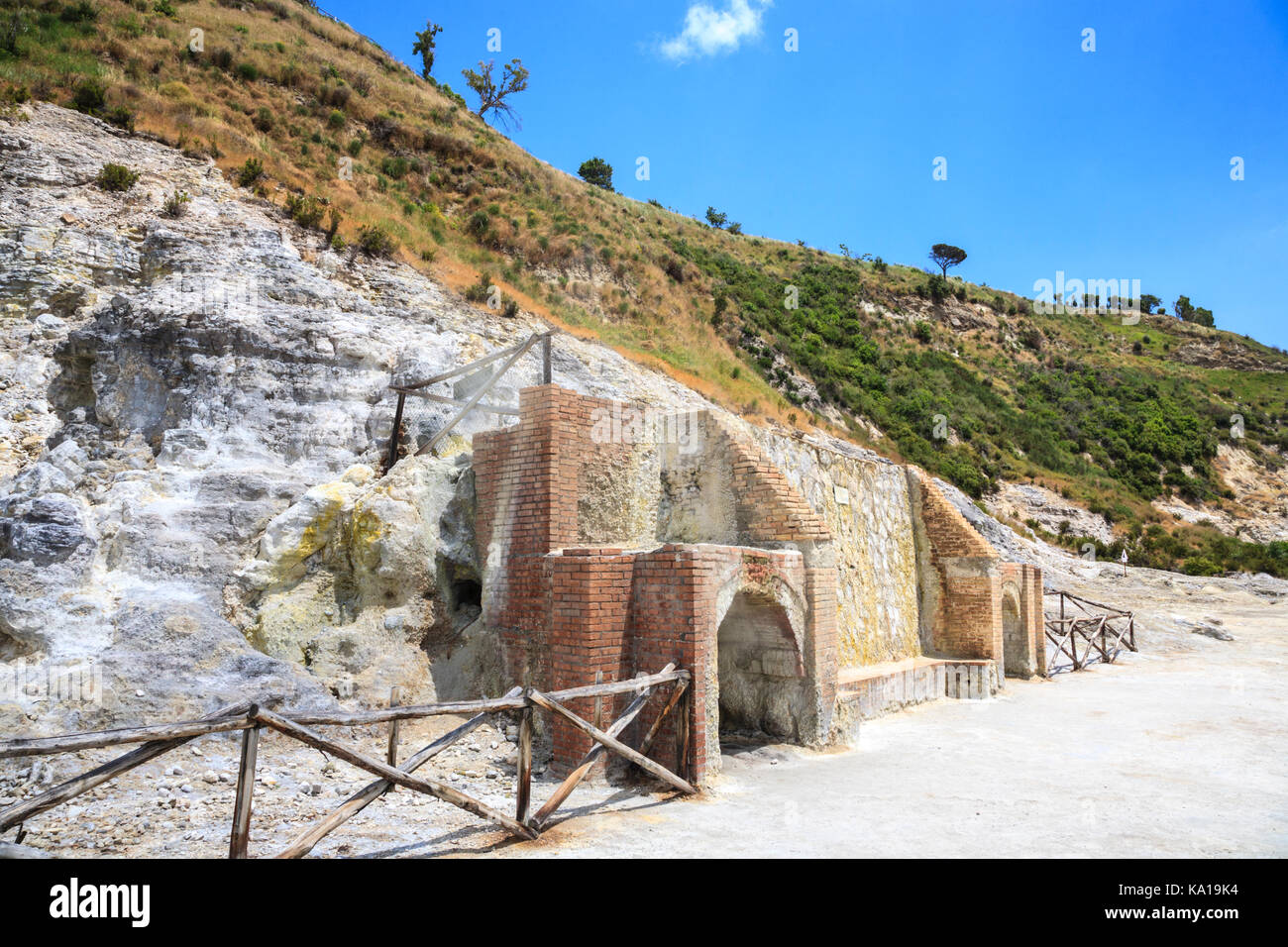 I vapori si sfidano presso il cratere vulcanico di Solfatara, Napoli, Italia Foto Stock