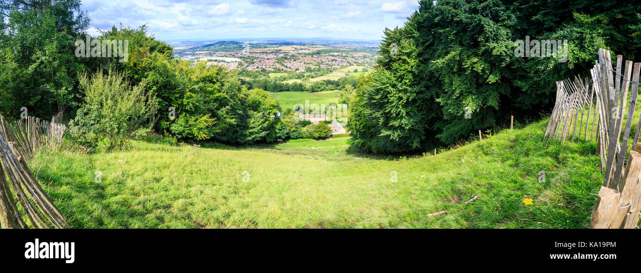 Vista panoramica dalla cima di Cooper's Hill, il punto di partenza del famoso Concorso di laminazione del formaggio, Gloucestershire, Inghilterra Foto Stock