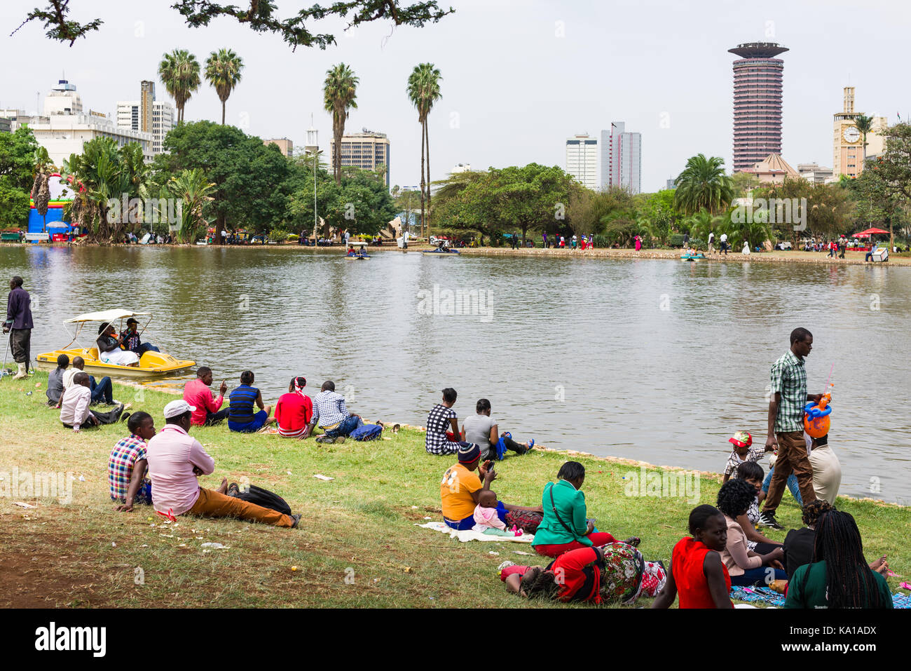 Per coloro che godono di peddle gite in barca come pure seduta dal lago e li guarda, Uhuru Park, Nairobi, Kenya, Africa orientale Foto Stock