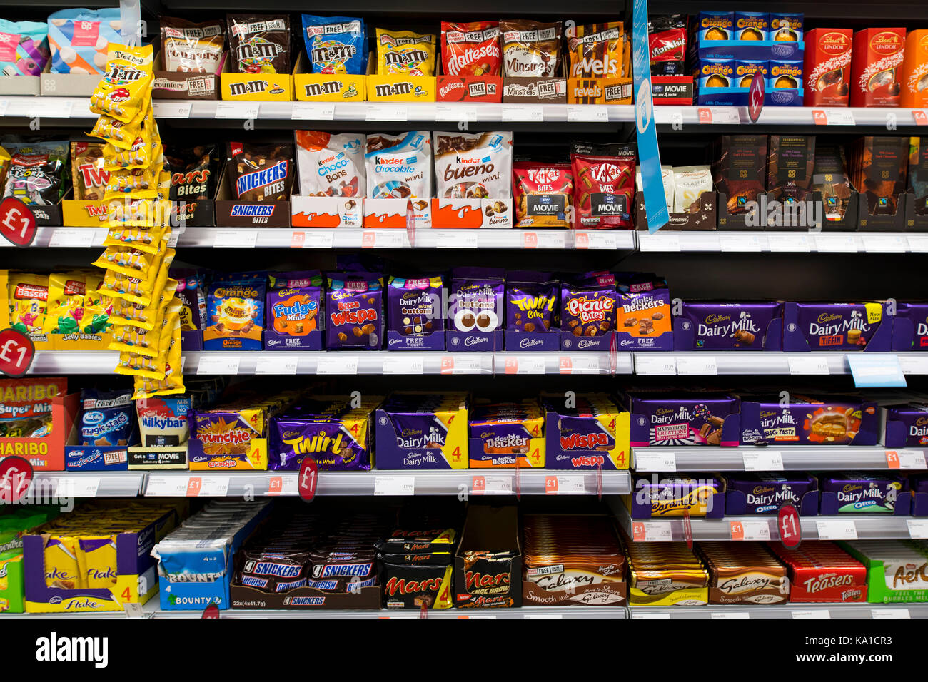 Cioccolatini e spuntini sul display in un supermercato shop. Foto Stock