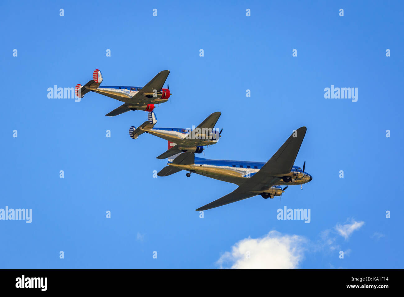 Breitling formazione classica, Faggio-18 e Douglas DC-3, Airshow di Sion, Sion, Vallese, Svizzera Foto Stock