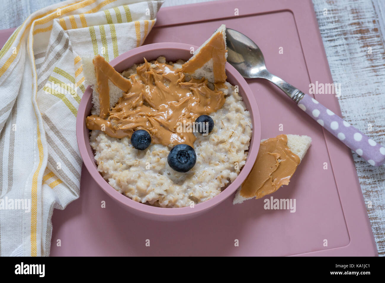 Colazione per bambini porridge con frutta e noci guardare come una volpe Foto Stock