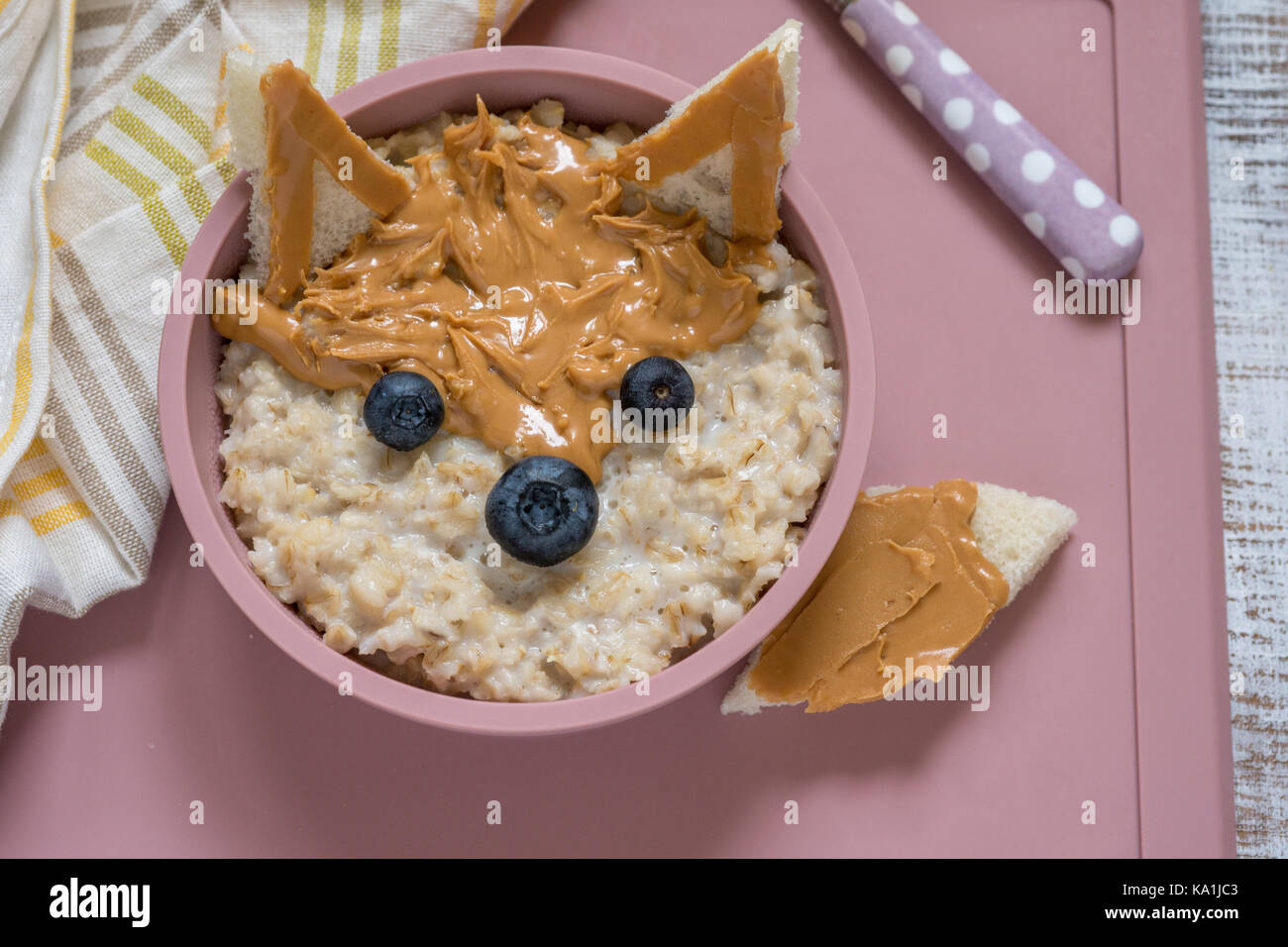 Colazione per bambini porridge con frutta e noci guardare come una volpe Foto Stock