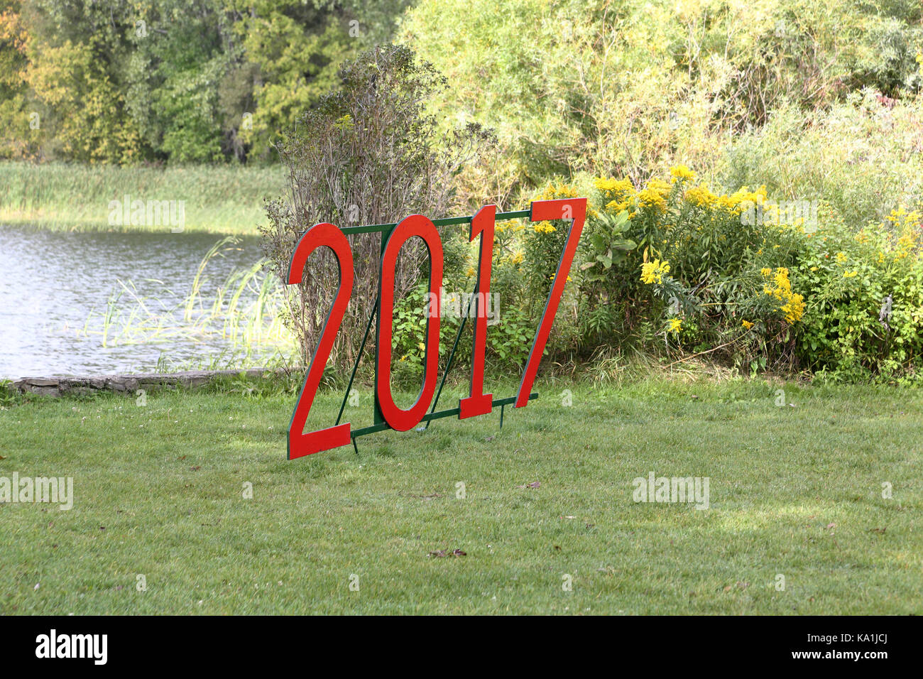 Segno per il 2017 in un prato erboso in un parco sulla 1000 island parkway in Canada Foto Stock