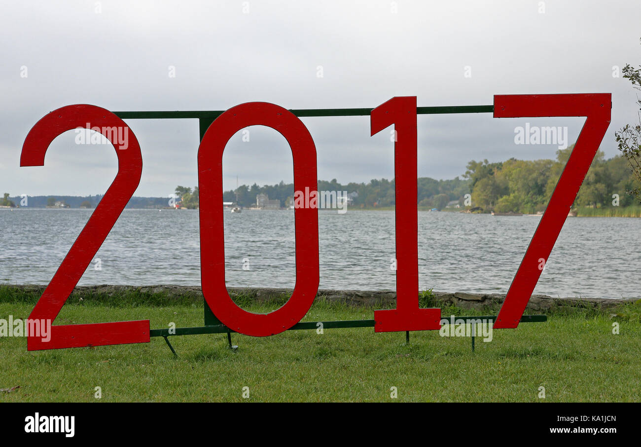 Segno per il 2017 in un prato erboso in un parco sulla 1000 island parkway in Canada Foto Stock