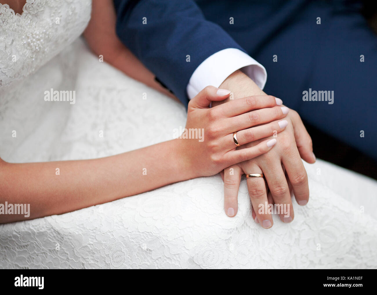 Sposi tenendo le mani Foto Stock