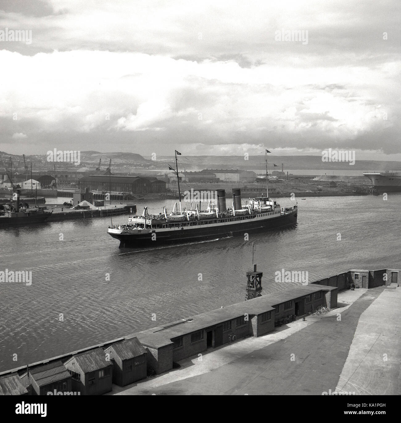 1950, storico, porto di Belfast, Irealtd settentrionale, una nave passeggeri a vapore che lascia i moli per iniziare il suo viaggio. Foto Stock