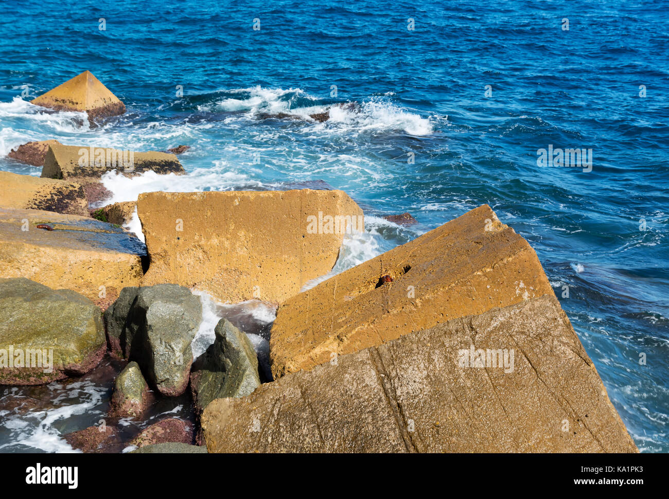 Struttura di frangionde al mare Mediterraneo Foto Stock