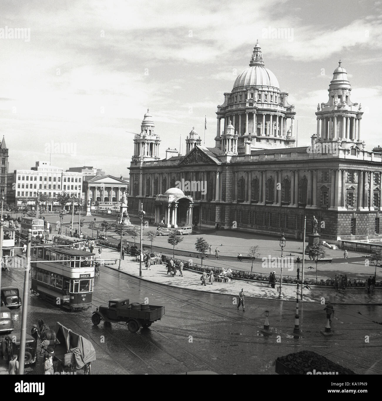 All'inizio degli anni '50, il quadro storico di J Allan Cash dell'edificio civico in stile barocco altamente ornato, il Municipio di Belfast completato nel 1906. Intorno ad esso, attivita generale dell'epoca, mostrando pedoni, tram, automobili e un camion di consegna con barili. Foto Stock