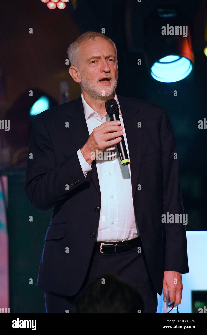 Leader laburista jeremy corbyn parlando in un rally al momentum del mondo trasformato il Fringe Festival durante il partito laburista conferenza annuale in Brighton. Foto Stock