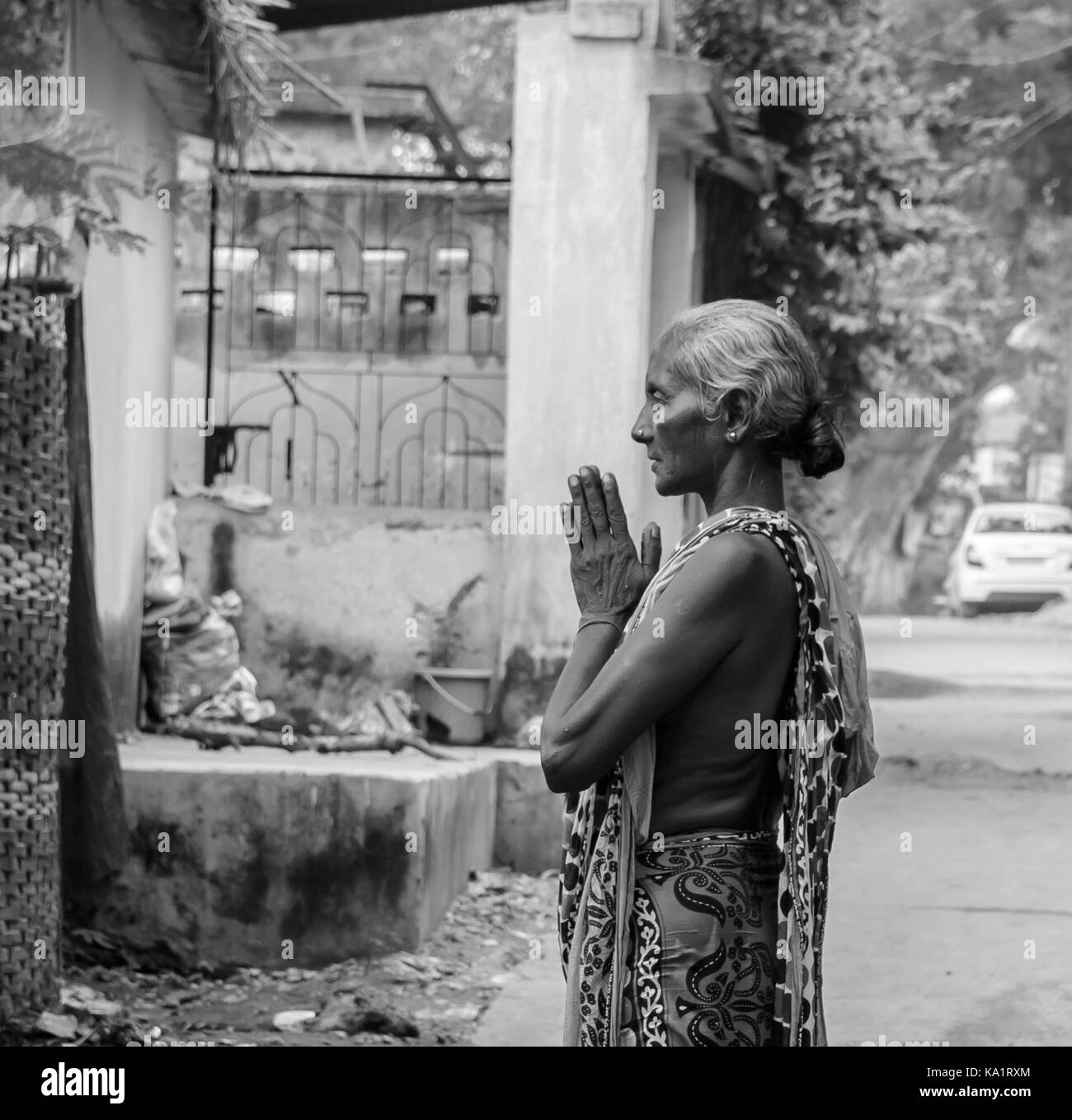 Angul, odisha, India - 8 settembre 2017: una signora adorare al di fuori di un tempio nel quartiere angul di odisha stato in India. Foto Stock