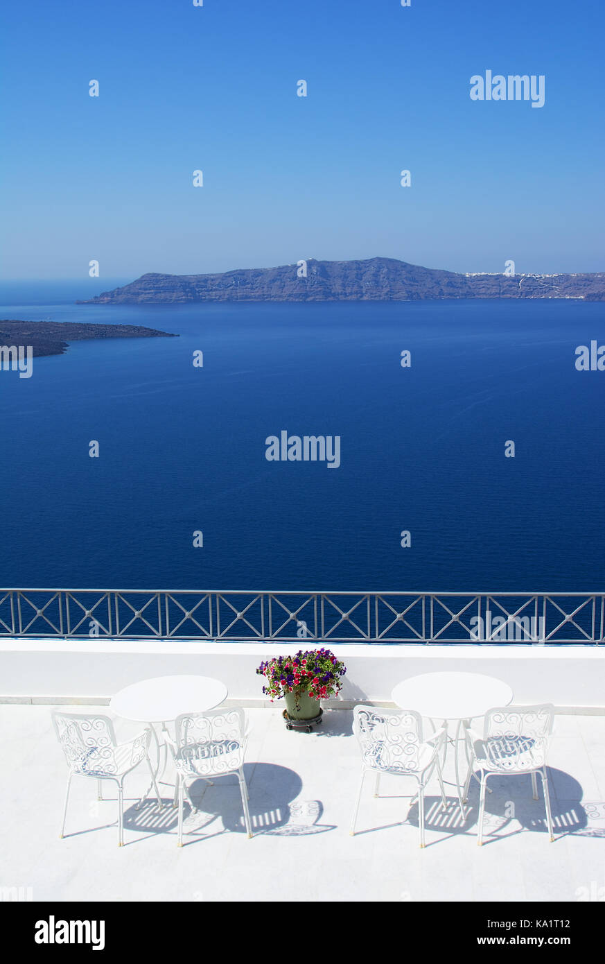 Posti a sedere esterni presso la terrazza,oia,l'isola di Santorini, caldera, ae Foto Stock