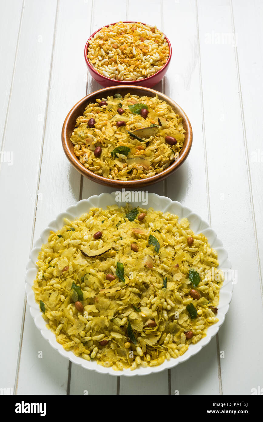 Indian tradizionale e popolare stuzzichino poha chivda o chivada realizzato da friggere gli elementi come sottile appiattito riso, peperoncino rosso, foglie di curry, arachidi, contanti Foto Stock