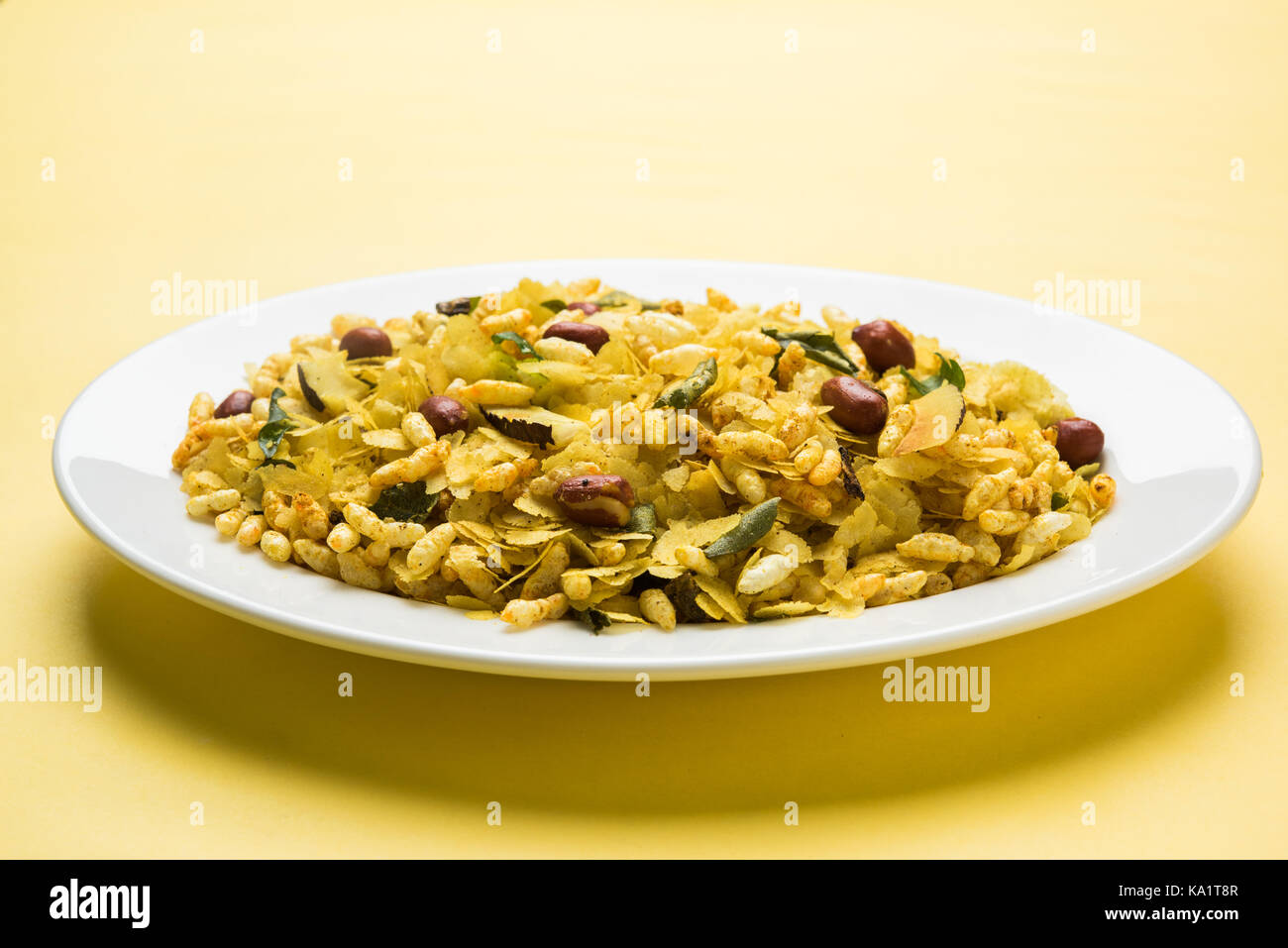 Indian tradizionale e popolare stuzzichino poha chivda o chivada realizzato da friggere gli elementi come sottile appiattito riso, peperoncino rosso, foglie di curry, arachidi, contanti Foto Stock