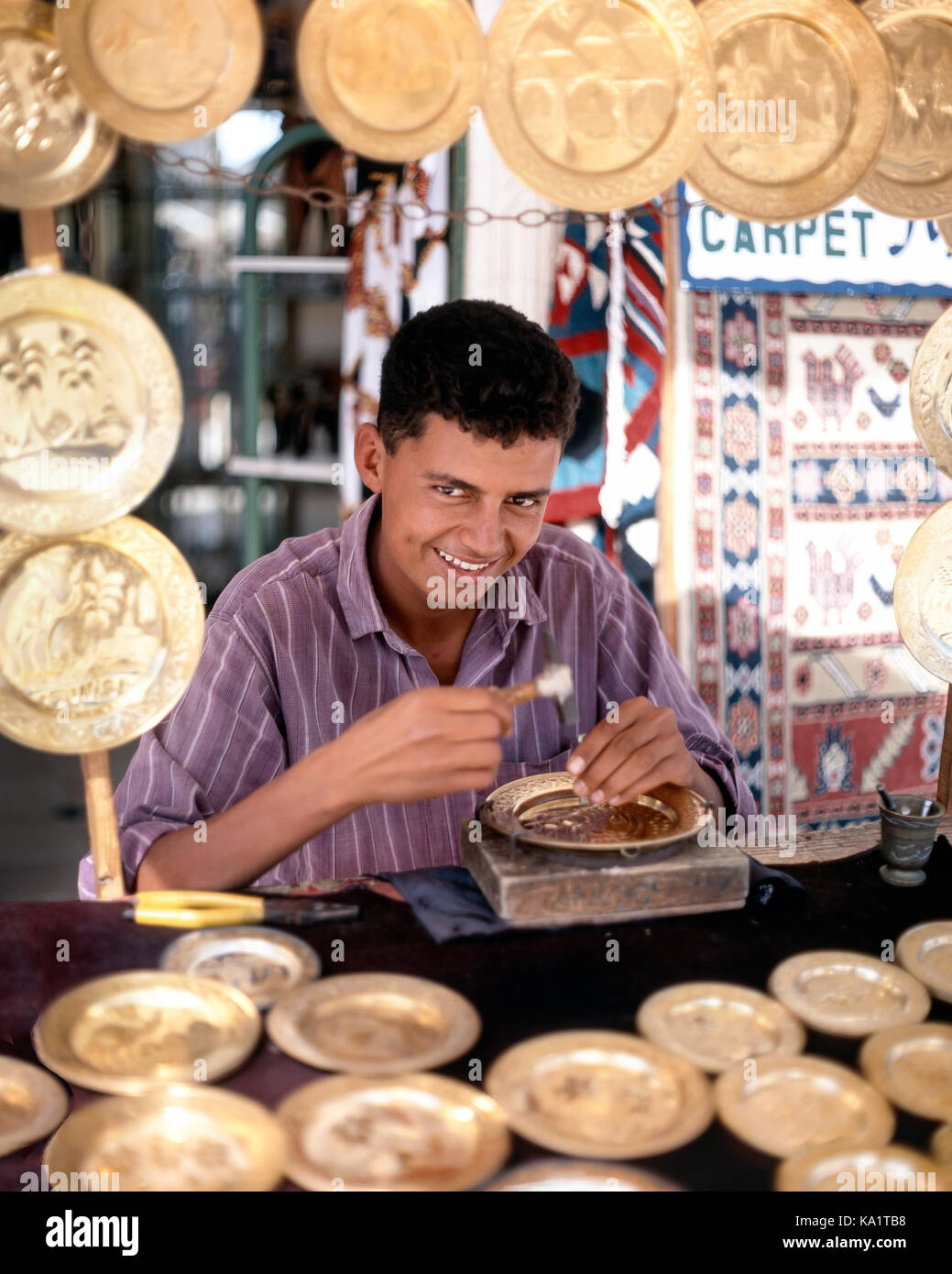 Local ragazzo adolescente, ottone lavoratore, Sousse Medina, Sousse, Sousse Governatorato, Tunisia Foto Stock