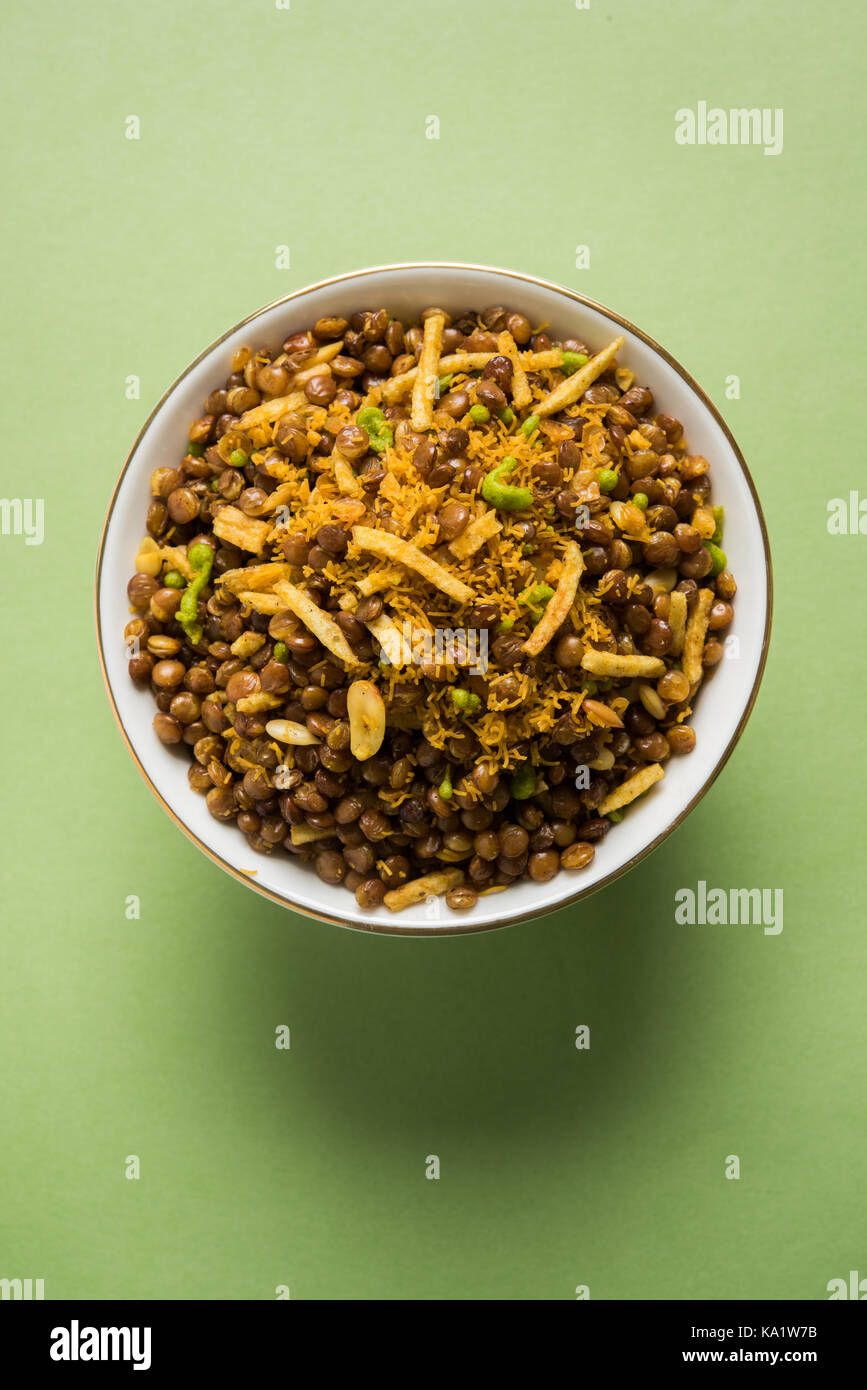 Foto di stock di dalmot o dalmoth namkeen o masoor dal namkeen ordry spuntini o chivda o chiwada famosa North Indian snack Foto Stock