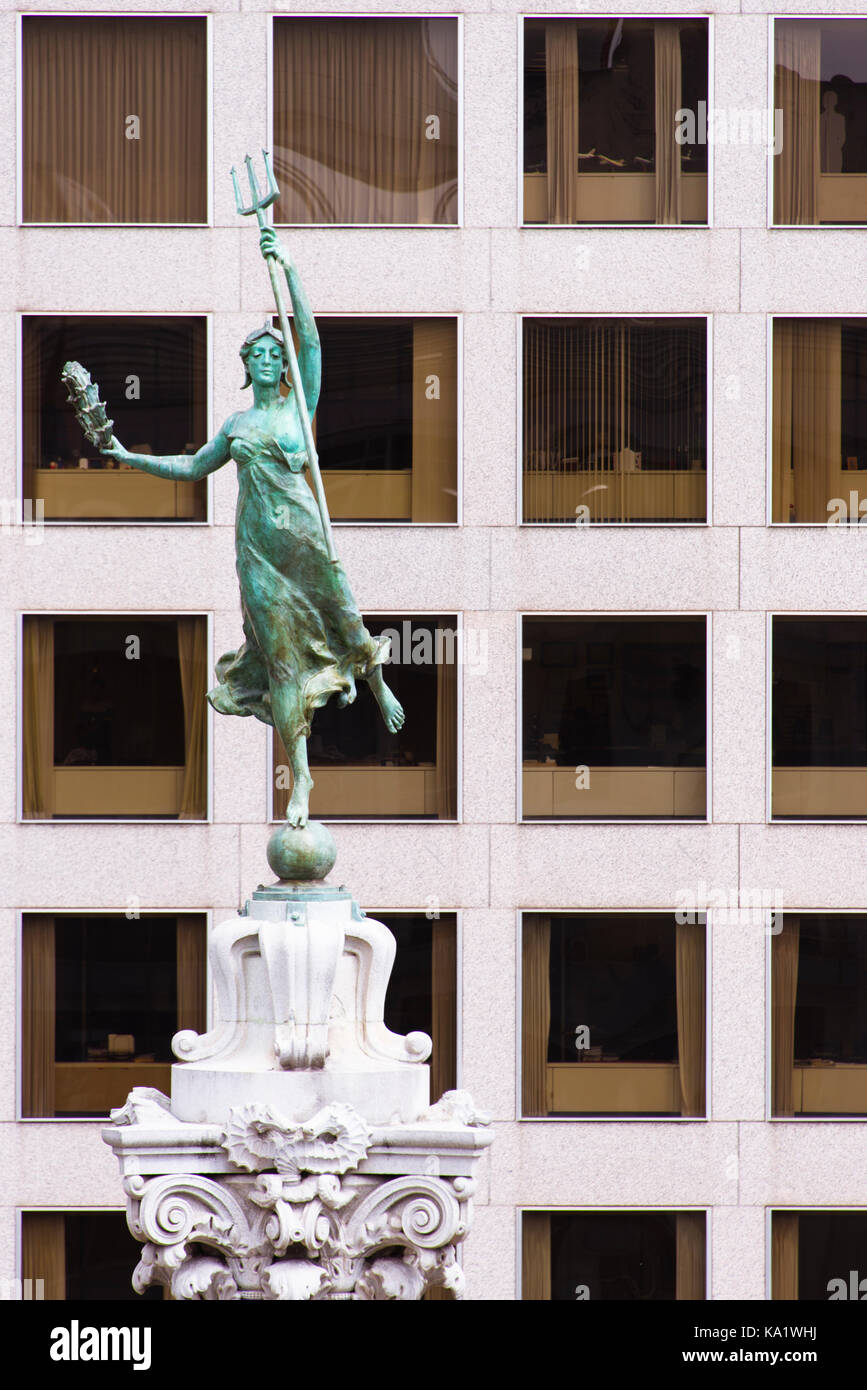 Statua di Victoria, dea della vittoria, sul Monumento Dewey in Union Square di San Francisco Foto Stock