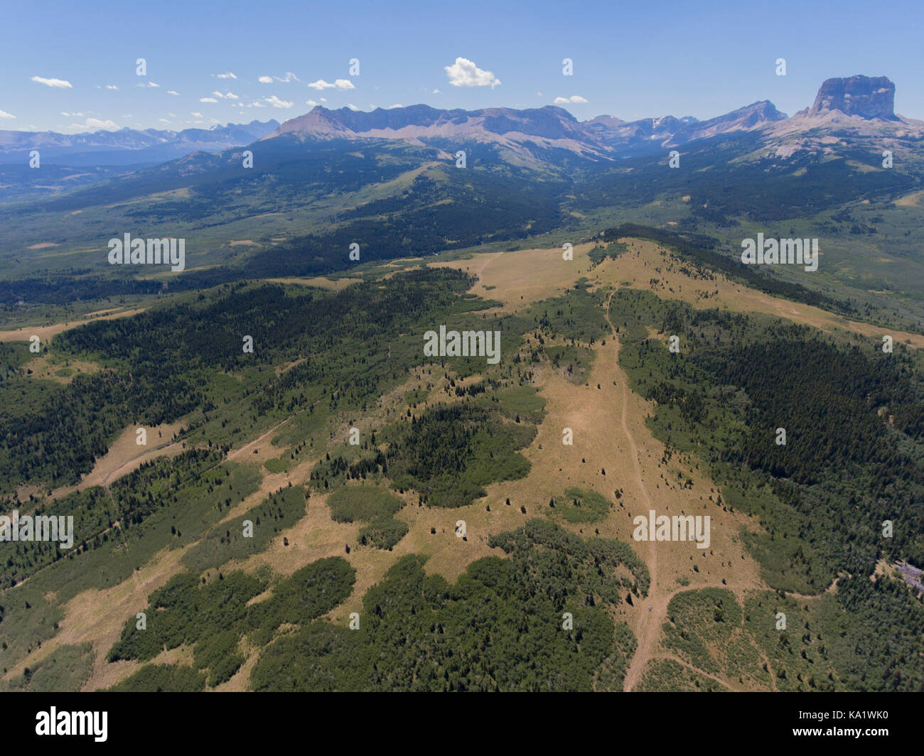 Vista aerea a ovest di capo di montagna e il Rocky Mountain Front da sopra il capo autostrada di montagna (mt 17), ghiacciaio county, Montana, USA Foto Stock