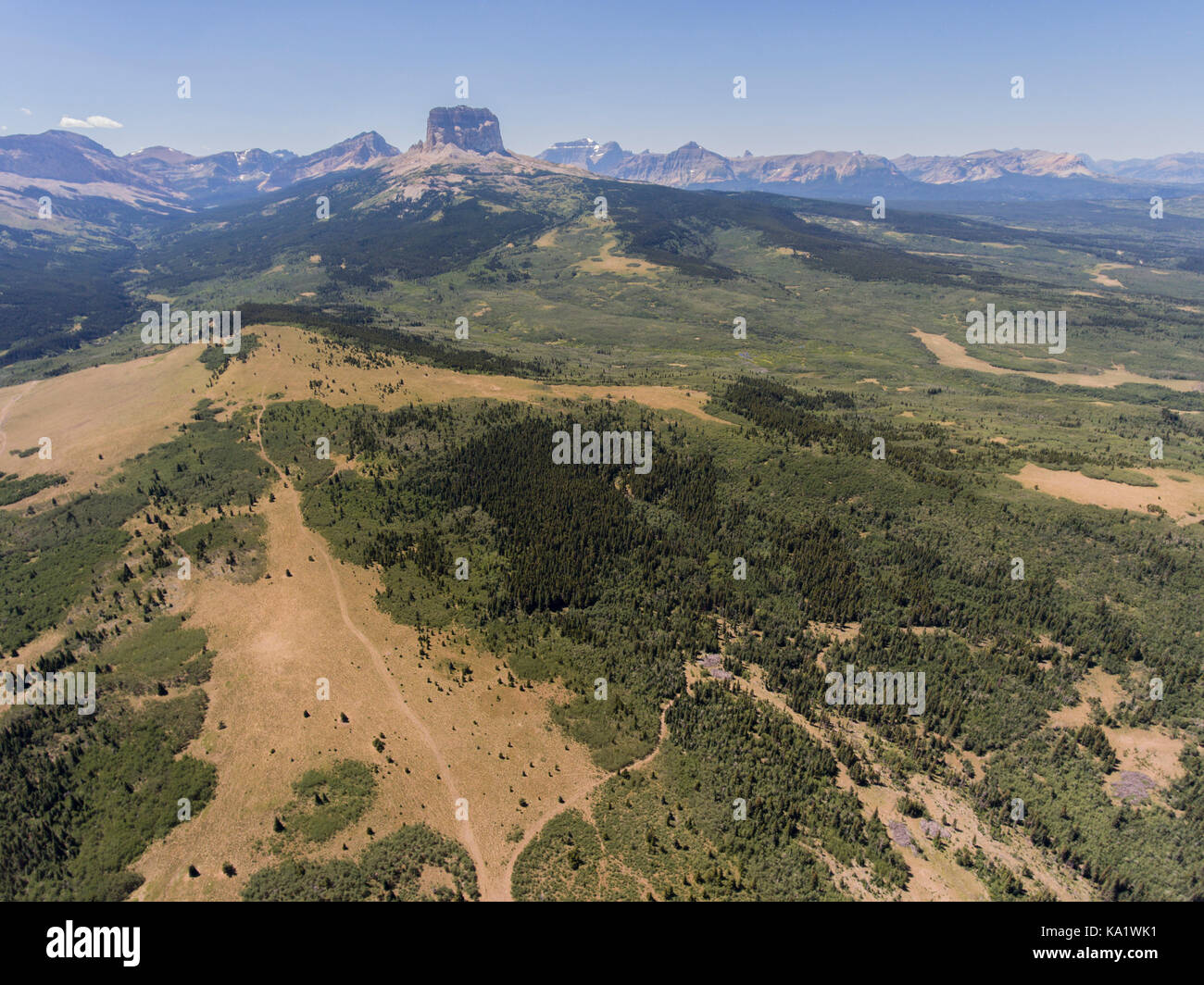 Vista aerea a ovest di capo di montagna e il Rocky Mountain Front da sopra il capo autostrada di montagna (mt 17), ghiacciaio county, Montana, USA Foto Stock