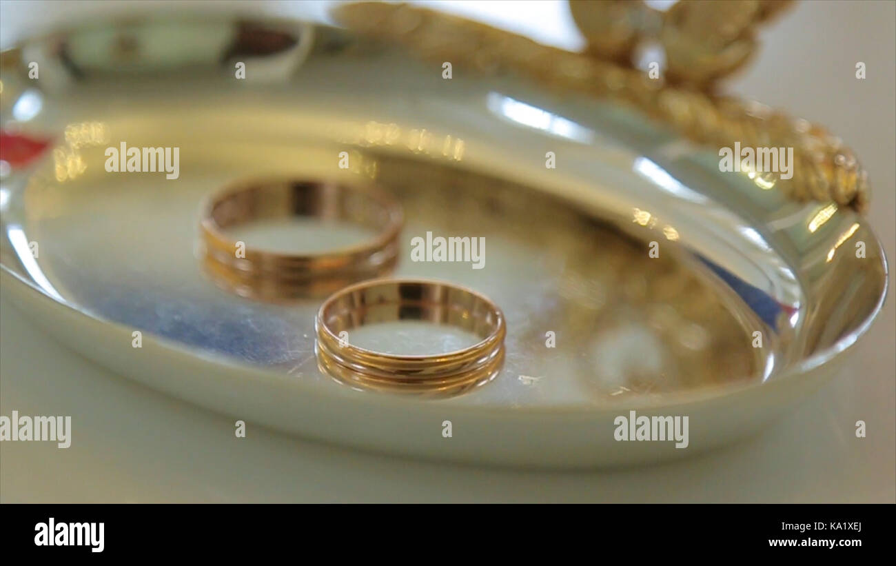 Gli anelli di nozze e rose. gioielli e anelli Foto Stock