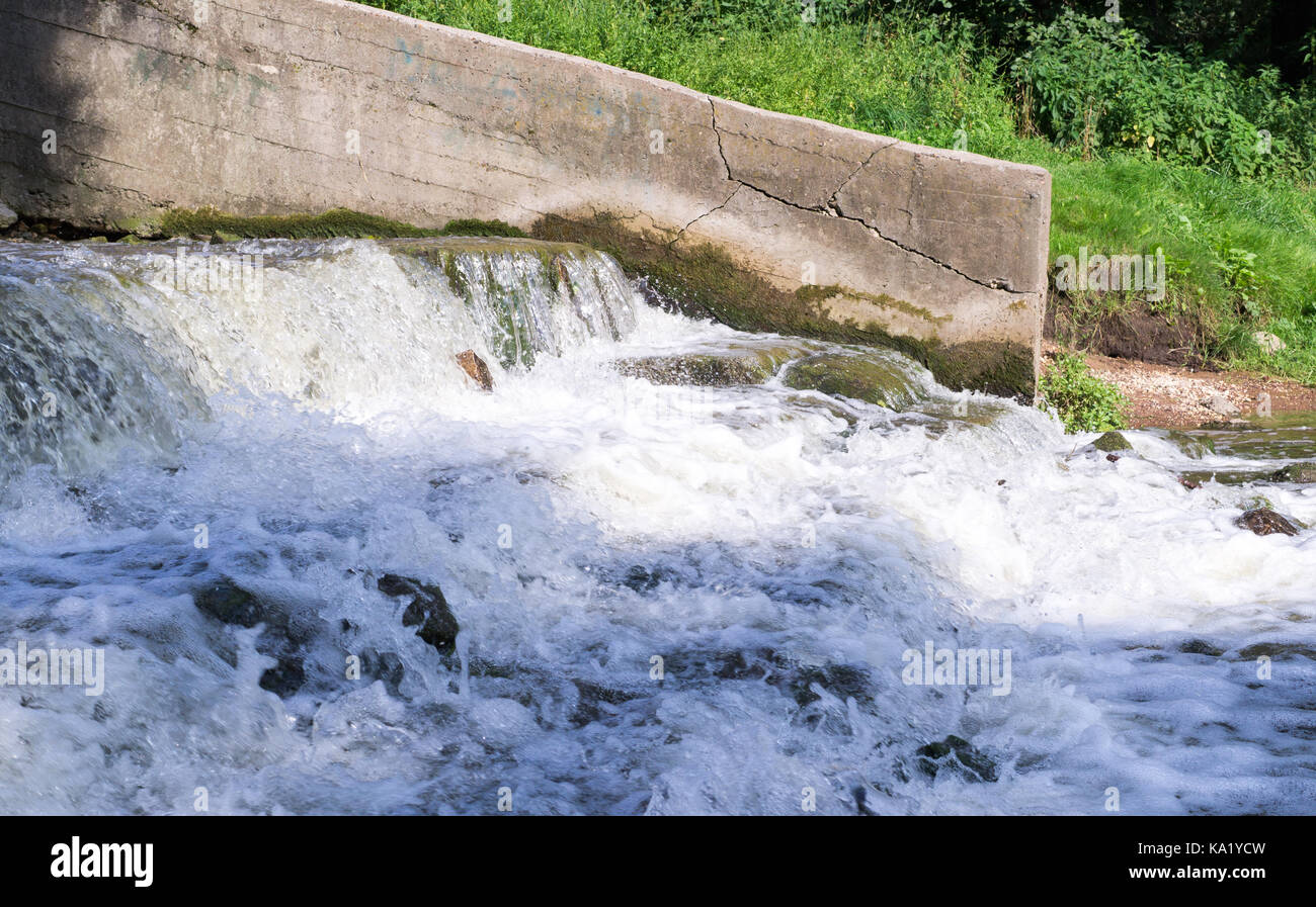 Una piccola cascata in estate, acqua fluente. sfondo, natura. Foto Stock