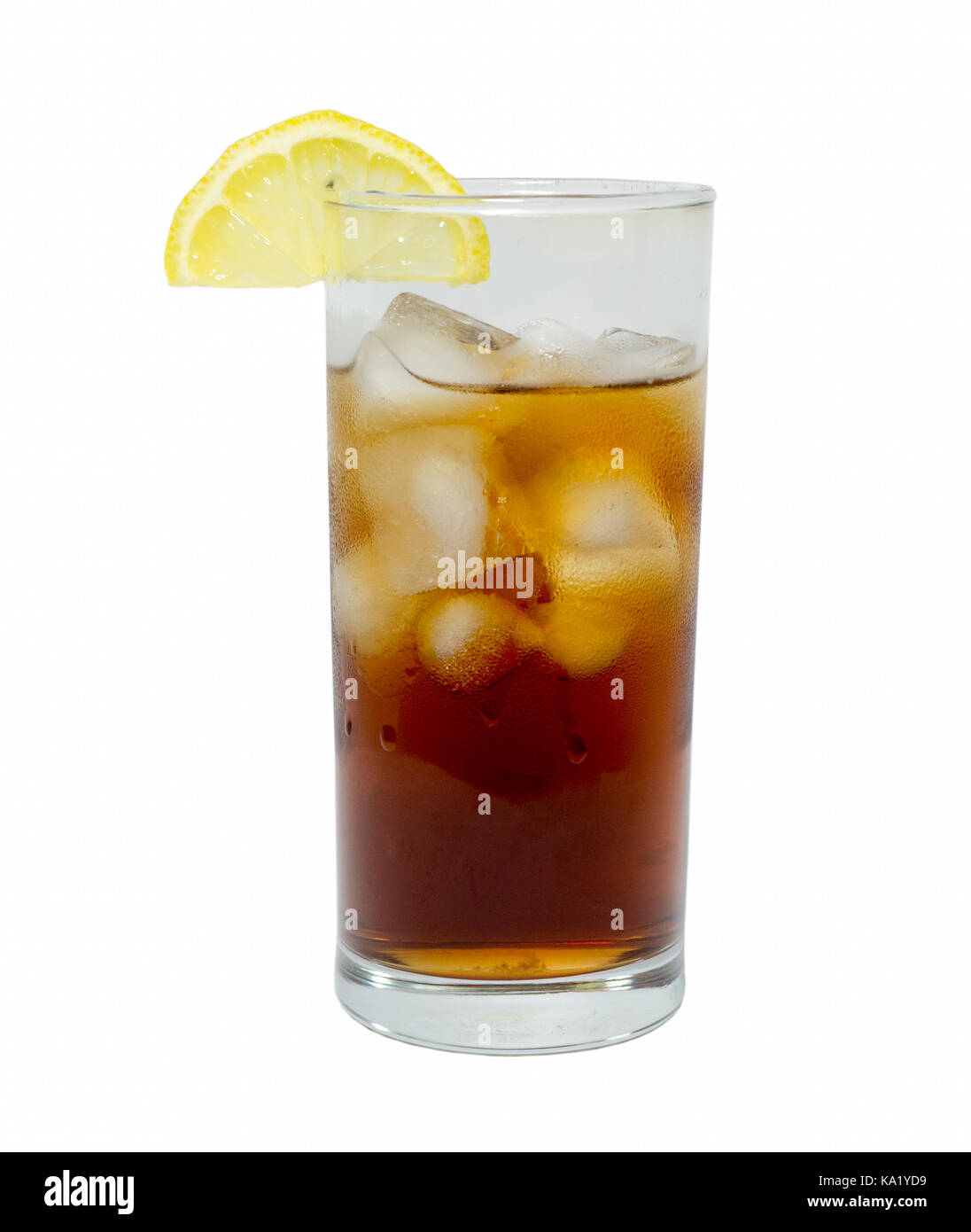 Bicchiere di cocktail o tè con ghiaccio e limone isolato su bianco. oggetto, bevanda. Foto Stock
