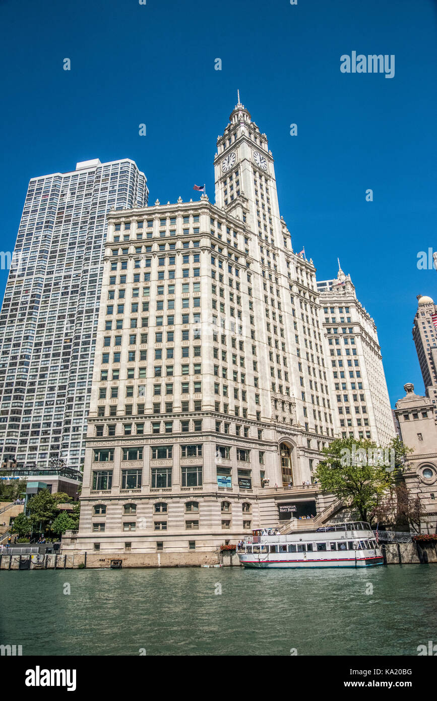 Sullo skyline di Chicago e Wrigley Building visto dal fiume Chicago Foto Stock