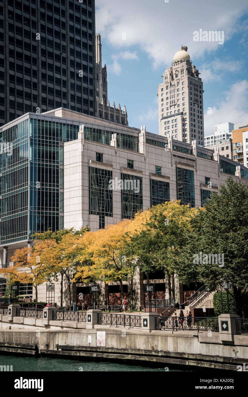 Università di Chicago sulla banchina del porto sul fiume di Chicago Foto Stock