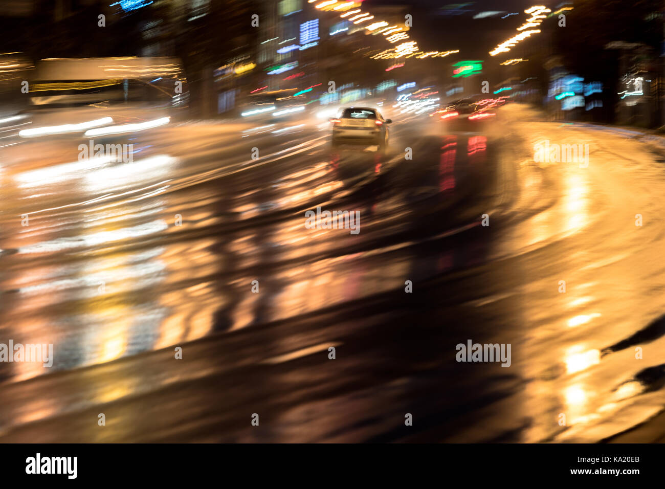 Auto la guida ad alta velocità su strada bagnata dopo la pioggia. motion blur. Foto Stock