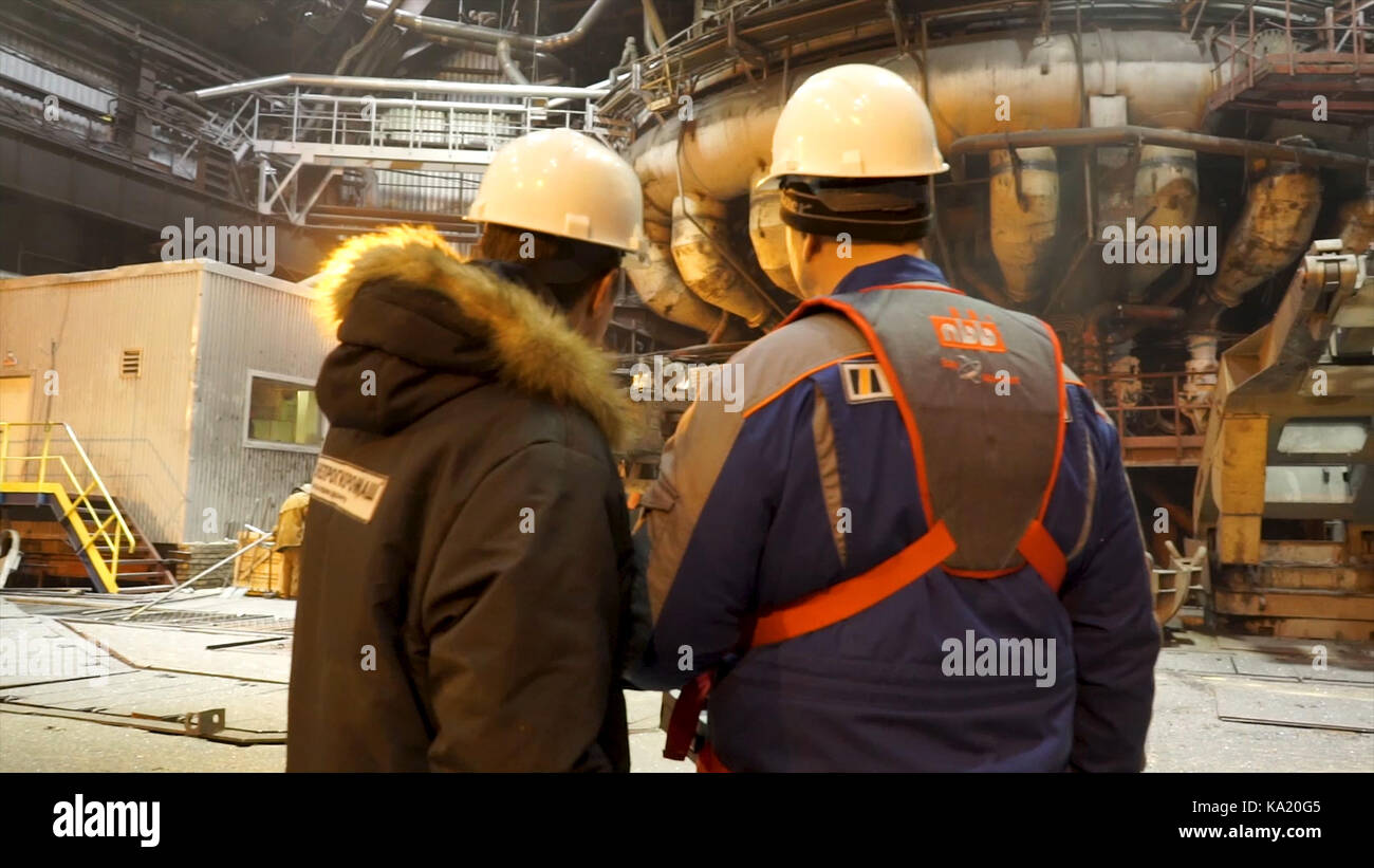 Il capo e il dipendente in fabbrica. chief imposta il compito per il lavoratore Foto Stock