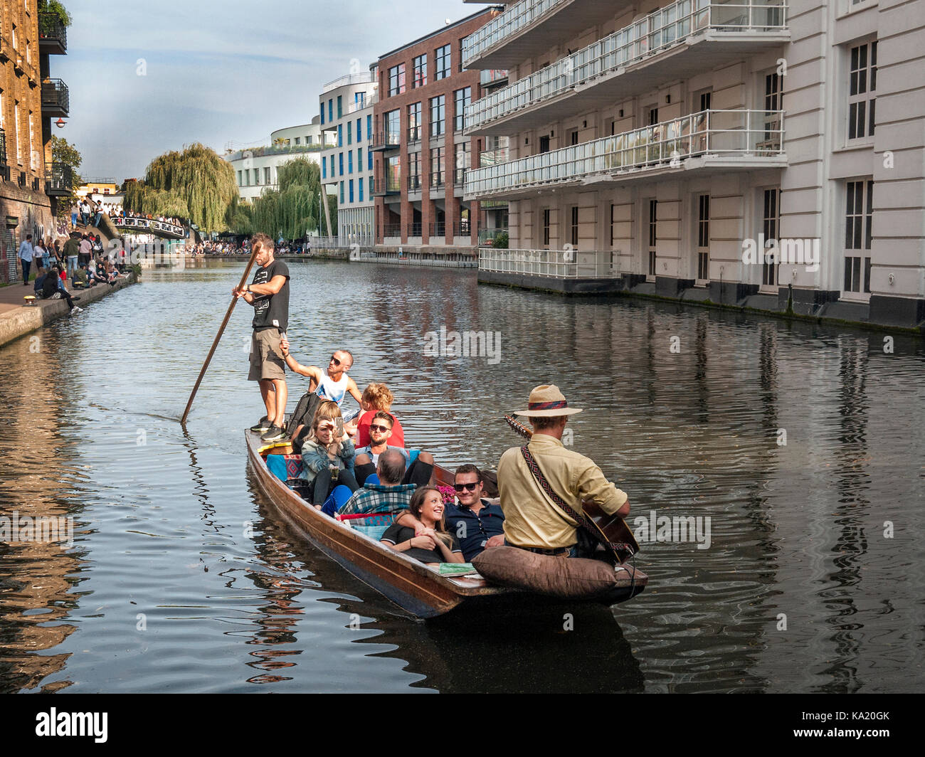 Punt turistici sul Grand Union Canal Camden Lock LONDON REGNO UNITO Foto Stock