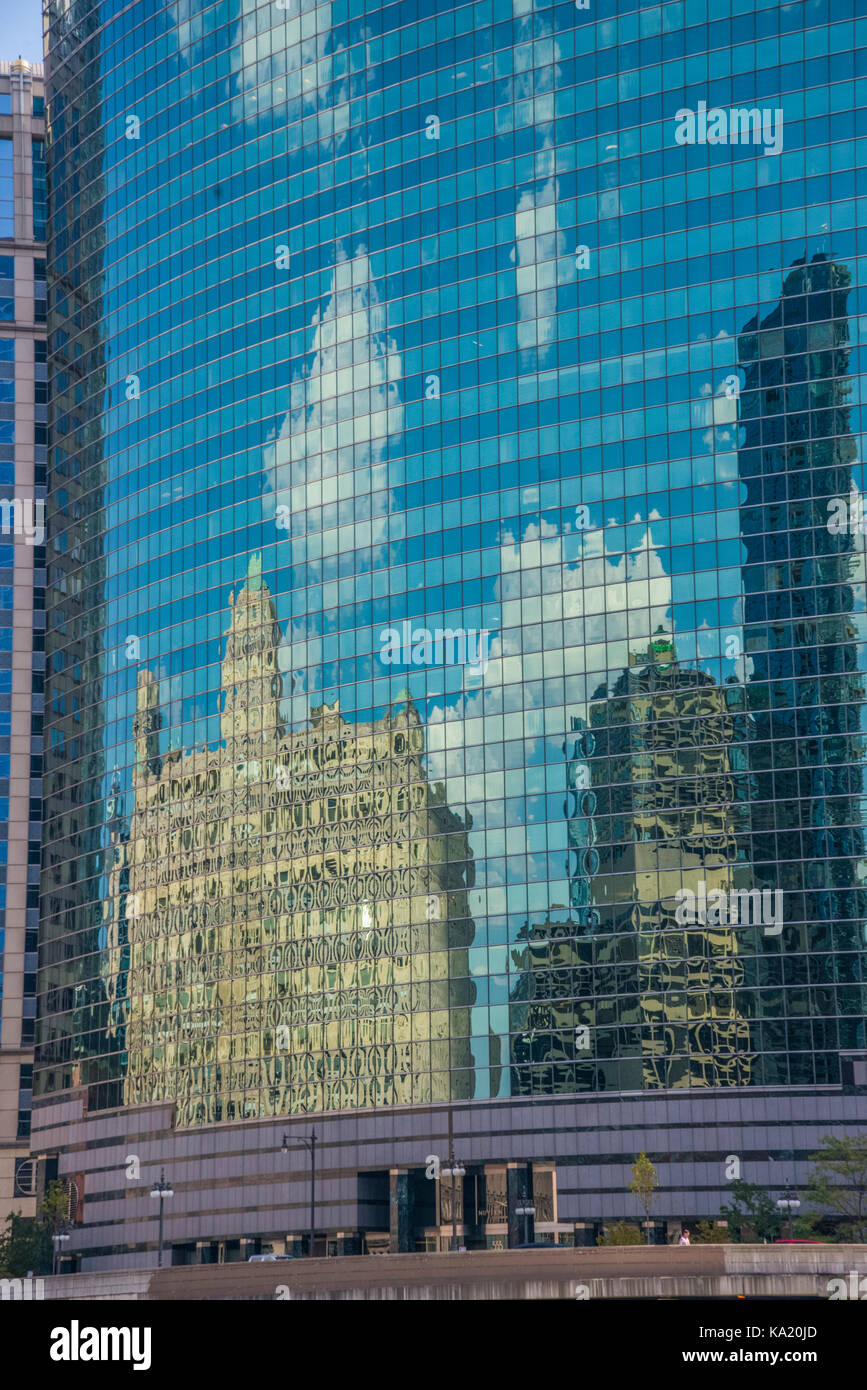 Chicago skyline della città e la facciata riflessioni visto dal fiume Chicago Foto Stock